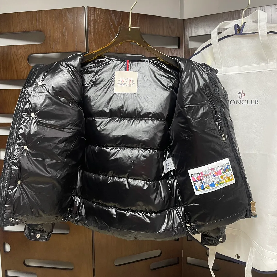 P390 Moncler/ 2026 70 、 。 DNA ， ， 。 Classic ， 、 。 Classic 70 。 Quality， 90 ，Premium Quality ， ，Black ！ Sizes M-3XL